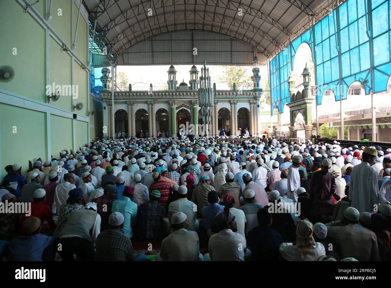 (190605) -- KATHMANDU, 5 giugno 2019 -- i musulmani partecipano a una preghiera di massa durante le celebrazioni dell'Eid al-Fitr alla Moschea Kashmere a Kathmandu, Nepal, 5 giugno 2019. ) NEPAL-KATHMANDU-EID AL-FITR-CELEBRATION SUNILXSHARMA PUBLICATIONXNOTXINXCHN Foto Stock