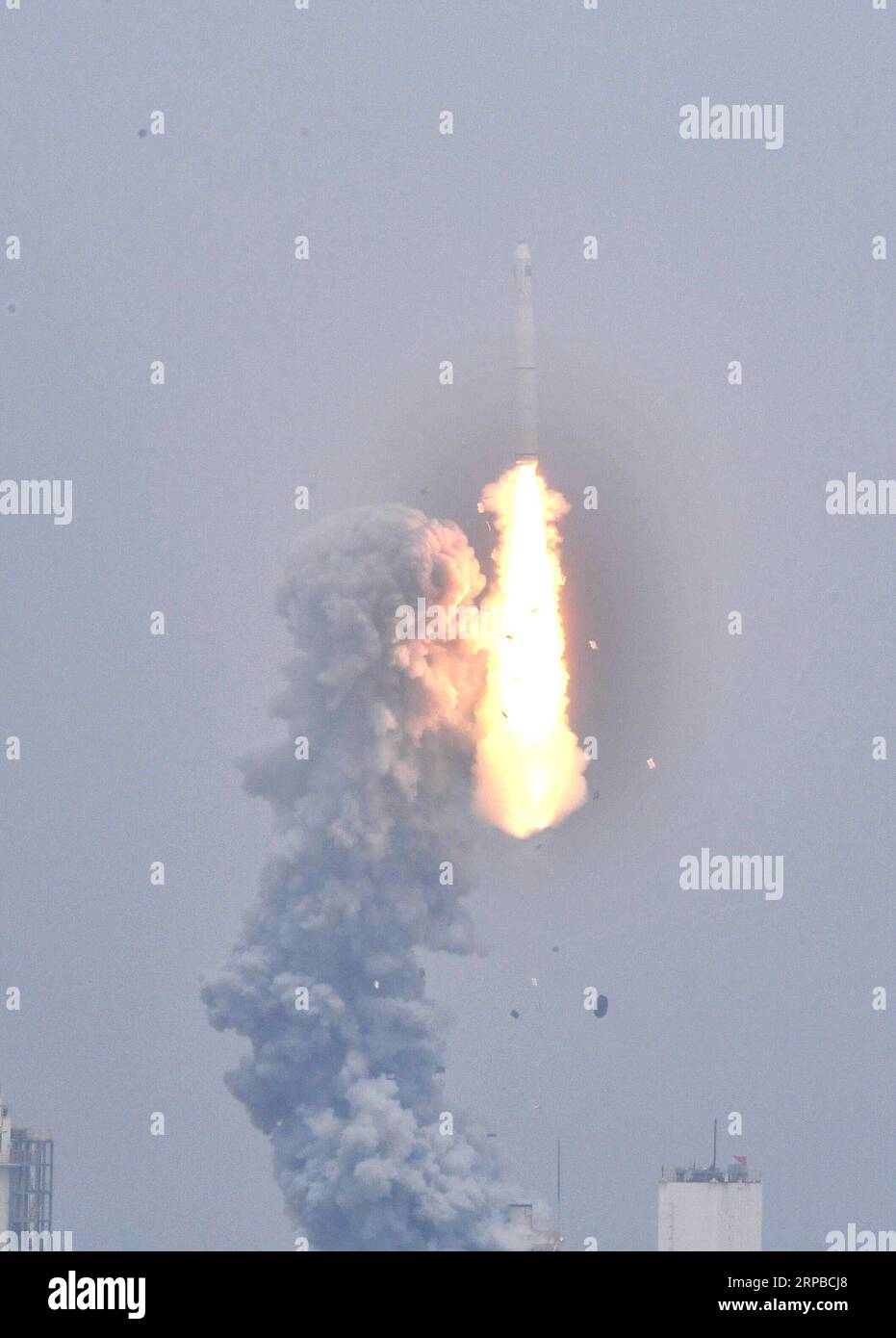 (190605) -- QINGDAO, 5 giugno 2019 (Xinhua) -- Un lungo razzo vettore a propellente solido March-11 viene lanciato da una piattaforma di lancio mobile nel Mar giallo al largo della provincia di Shangdong, nella Cina orientale, il 5 giugno 2019. La Cina ha lanciato con successo un razzo da una piattaforma di lancio mobile nel Mar giallo al largo della provincia di Shandong mercoledì, inviando due satelliti sperimentali tecnologici e cinque satelliti commerciali nello spazio. Un lungo razzo vettore a propellente solido dell'11 marzo è esploso alle 12:06 dalla piattaforma mobile. È il primo lancio spaziale della Cina da una piattaforma basata sul mare e la 306a missione di Th Foto Stock