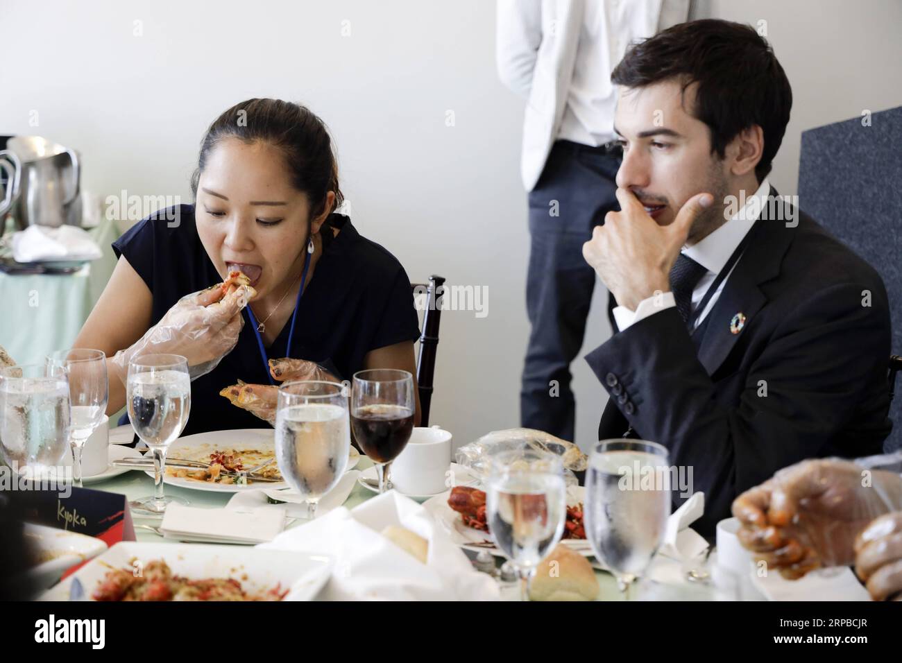 (190605) -- NAZIONI UNITE, 5 giugno 2019 -- la gente mangia gamberi durante la festa di degustazione di gamberi di Qianjiang presso la sede delle Nazioni Unite a New York, 4 giugno 2019. Il gambero, una rarità nella dieta occidentale ma uno dei preferiti dai buongustai cinesi, martedì ha fatto il suo debutto presso la sala da pranzo dei delegati delle Nazioni Unite. Ospitato dal governo della città di Qianjiang, un importante produttore di gamberi nella Cina centrale, il gruppo di degustazione è stato onorato da funzionari della sede delle Nazioni Unite, dal programma alimentare Mondiale, dal Fondo per la democrazia delle Nazioni Unite e da diplomatici delle Nazioni Unite, tra cui rappresentanti delle missioni dominicane e dello Sri Lanka. Foto Stock