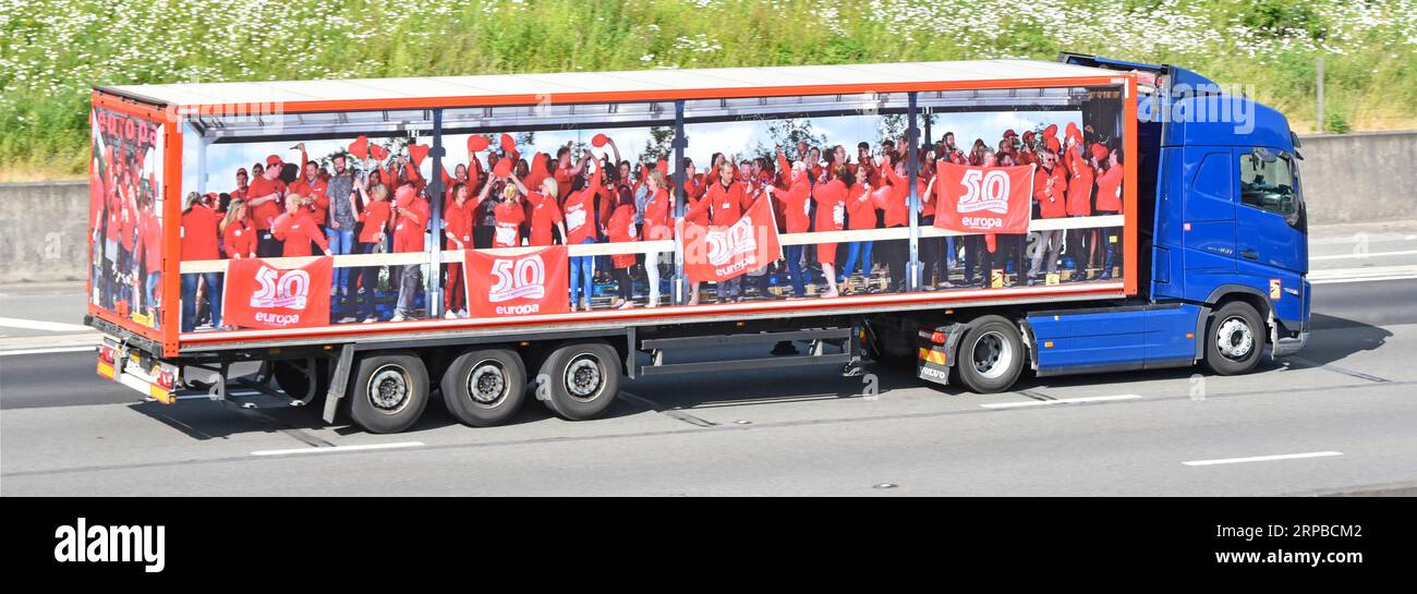 Festa presso la società di logistica merci Europa che celebra il cinquantenario di un'attività di successo mostrata sul semirimorchio dell'autostrada M25 Inghilterra Regno Unito Foto Stock