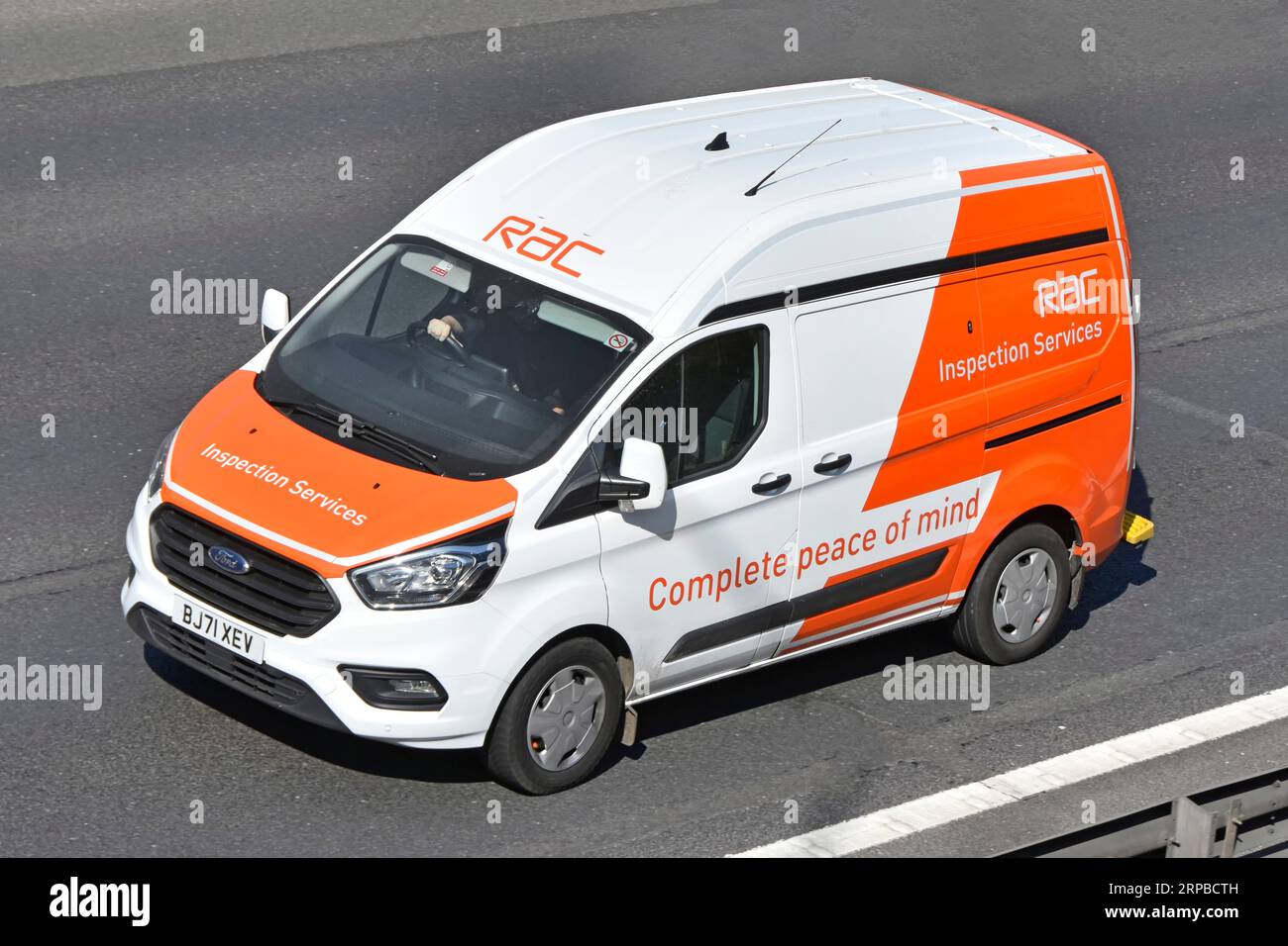 Vista frontale e laterale del tetto aereo RAC Mobile Inspection Services furgone e autista Ford Transit in viaggio lungo l'autostrada M25 Essex Inghilterra Regno Unito Foto Stock