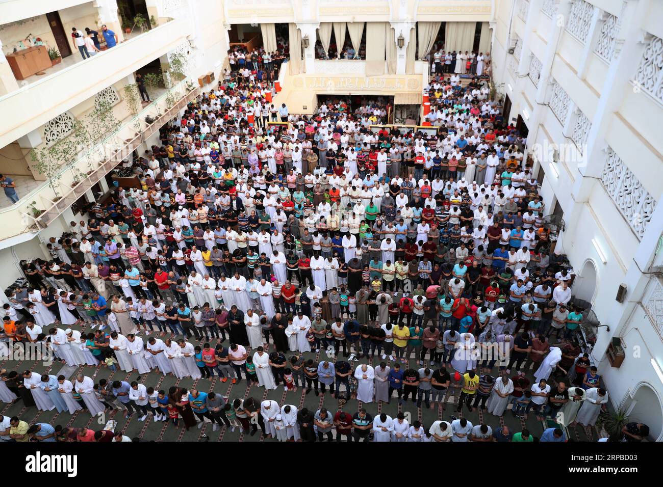 (190605) -- IL CAIRO, 5 giugno 2019 -- i musulmani partecipano a una preghiera di massa durante le celebrazioni dell'Eid al-Fitr al Cairo, in Egitto, il 5 giugno 2019. ) EGITTO-CAIRO-EID AL-FITR-CELEBRATION AHMEDXGOMAA PUBLICATIONXNOTXINXCHN Foto Stock