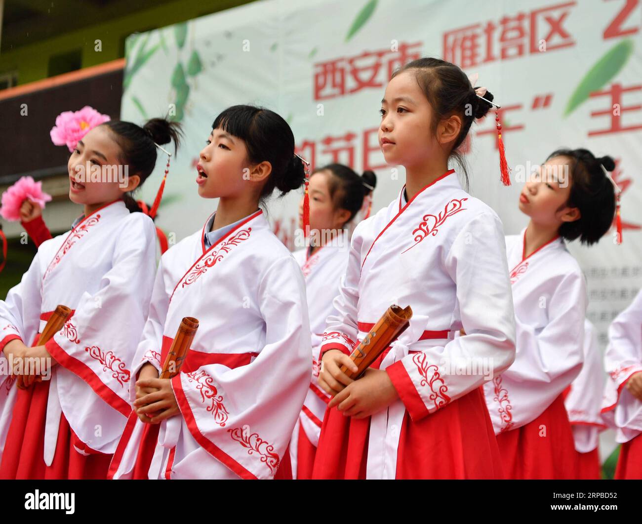 (190605) - XI AN, 5 giugno 2019 (Xinhua) -- gli alunni cantano antiche poesie cinesi durante le attività popolari tradizionali tenute in una scuola elementare collegata alla Shaanxi Normal University a Xi An, capitale della provincia dello Shaanxi della Cina nord-occidentale, 5 giugno 2019. Varie attività popolari tradizionali si sono svolte mercoledì presso la scuola per salutare il prossimo Dragon Boat Festival, o Duanwu, che cade il 7 giugno di quest'anno. (Xinhua/Zhang Bowen) CHINA-SHAANXI-XI AN-FOLK ACTIVITY-DUANWU (CN) PUBLICATIONxNOTxINxCHN Foto Stock