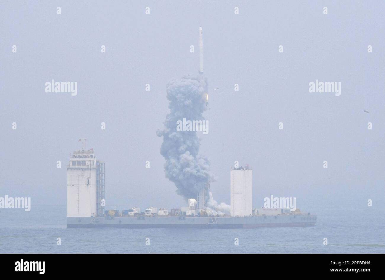 (190606) -- PECHINO, 6 giugno 2019 (Xinhua) -- Un lungo razzo vettore a propellente solido March-11 viene lanciato da una piattaforma di lancio mobile nel Mar giallo al largo della provincia di Shangdong, nella Cina orientale, il 5 giugno 2019. (Xinhua/Zhu Zheng) XINHUA FOTO DEL GIORNO PUBLICATIONxNOTxINxCHN Foto Stock