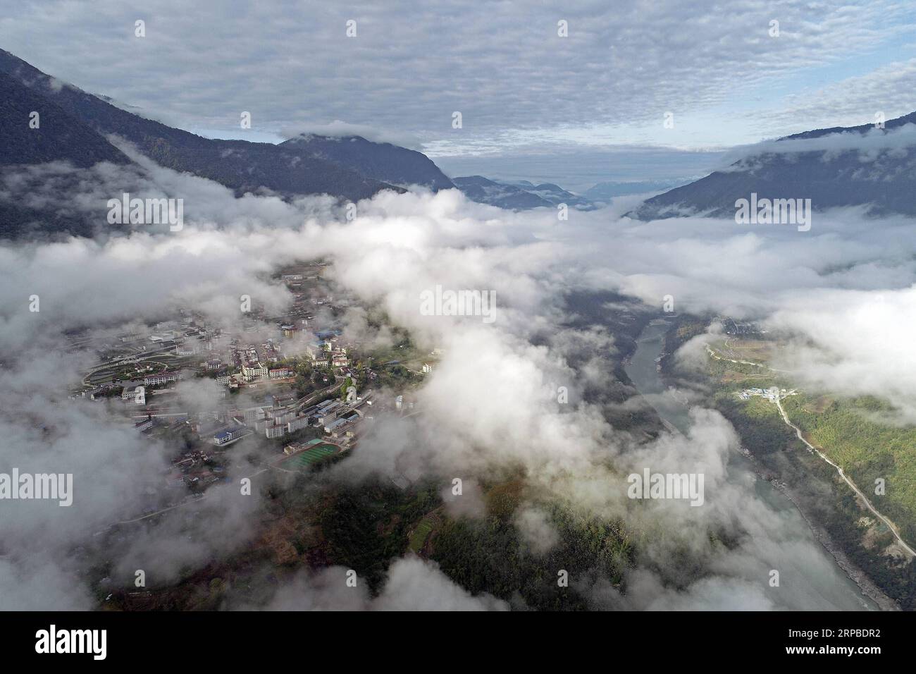 (190606) -- LHASA, 6 giugno 2019 (Xinhua) -- foto scattata il 9 aprile 2019 mostra lo scenario del mare nuvoloso nella contea di Metok, nella regione autonoma del Tibet della Cina sud-occidentale. I dati di monitoraggio forniti dall'Accademia cinese delle scienze e dai dipartimenti sulla protezione ambientale mostrano che il Tibet mantiene una struttura ecologica stabile in termini di aria, suono, acqua, suolo, livello di radiazioni e ambiente ecologico. Con la maggior parte delle aree che rimangono i loro stati originali in ecologia, il Tibet è una delle regioni con le migliori condizioni ecologiche del mondo. Finora il Tibet ha istituito un e ecologico ben distribuito Foto Stock