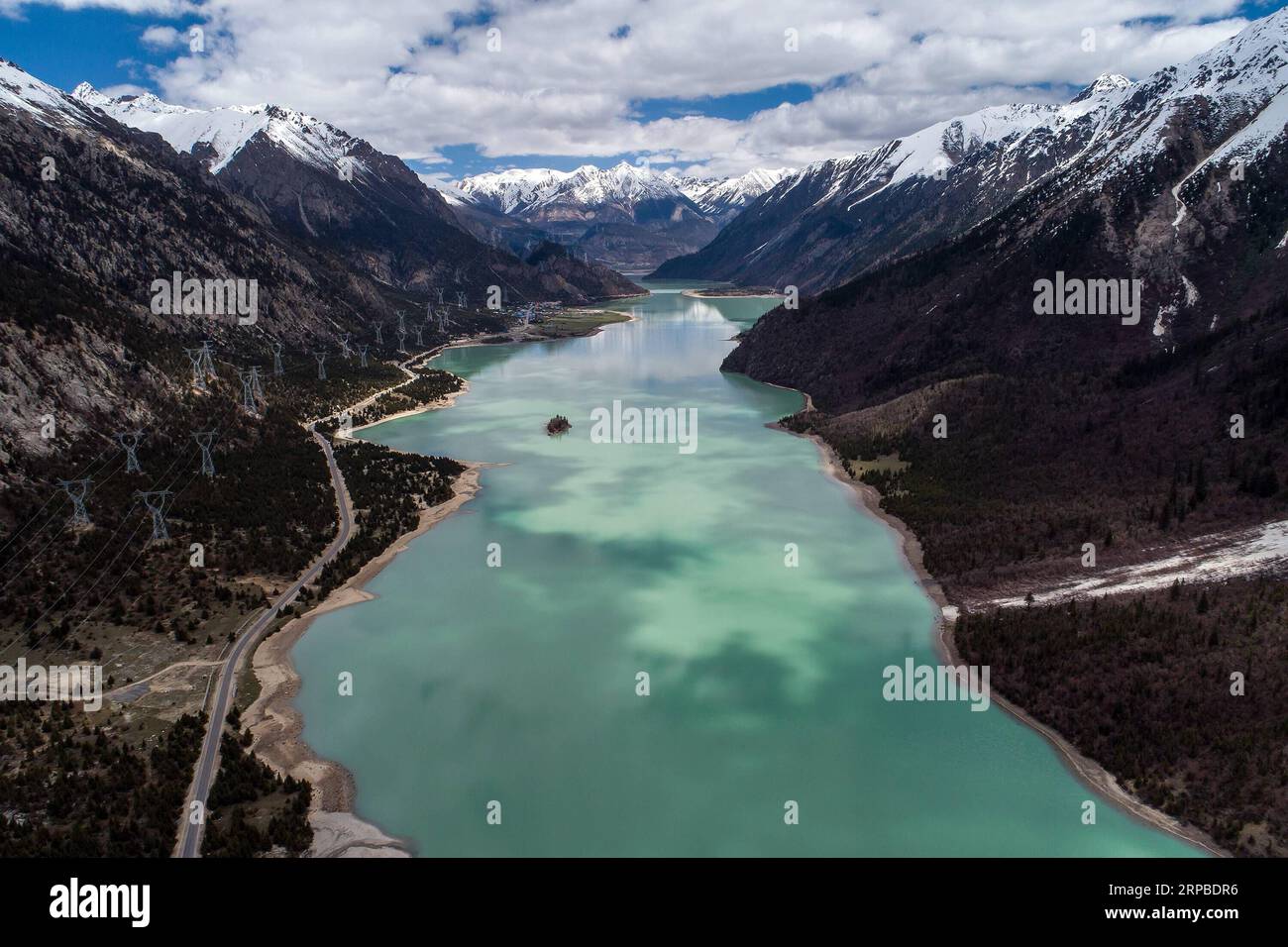 (190606) -- LHASA, 6 giugno 2019 (Xinhua) -- foto scattata il 18 maggio 2019 mostra lo scenario del lago Ra og a Qamdo, regione autonoma del Tibet nel sud-ovest della Cina. I dati di monitoraggio forniti dall'Accademia cinese delle scienze e dai dipartimenti sulla protezione ambientale mostrano che il Tibet mantiene una struttura ecologica stabile in termini di aria, suono, acqua, suolo, livello di radiazioni e ambiente ecologico. Con la maggior parte delle aree che rimangono i loro stati originali in ecologia, il Tibet è una delle regioni con le migliori condizioni ecologiche del mondo. Finora il Tibet ha stabilito un envi ecologico ben distribuito Foto Stock