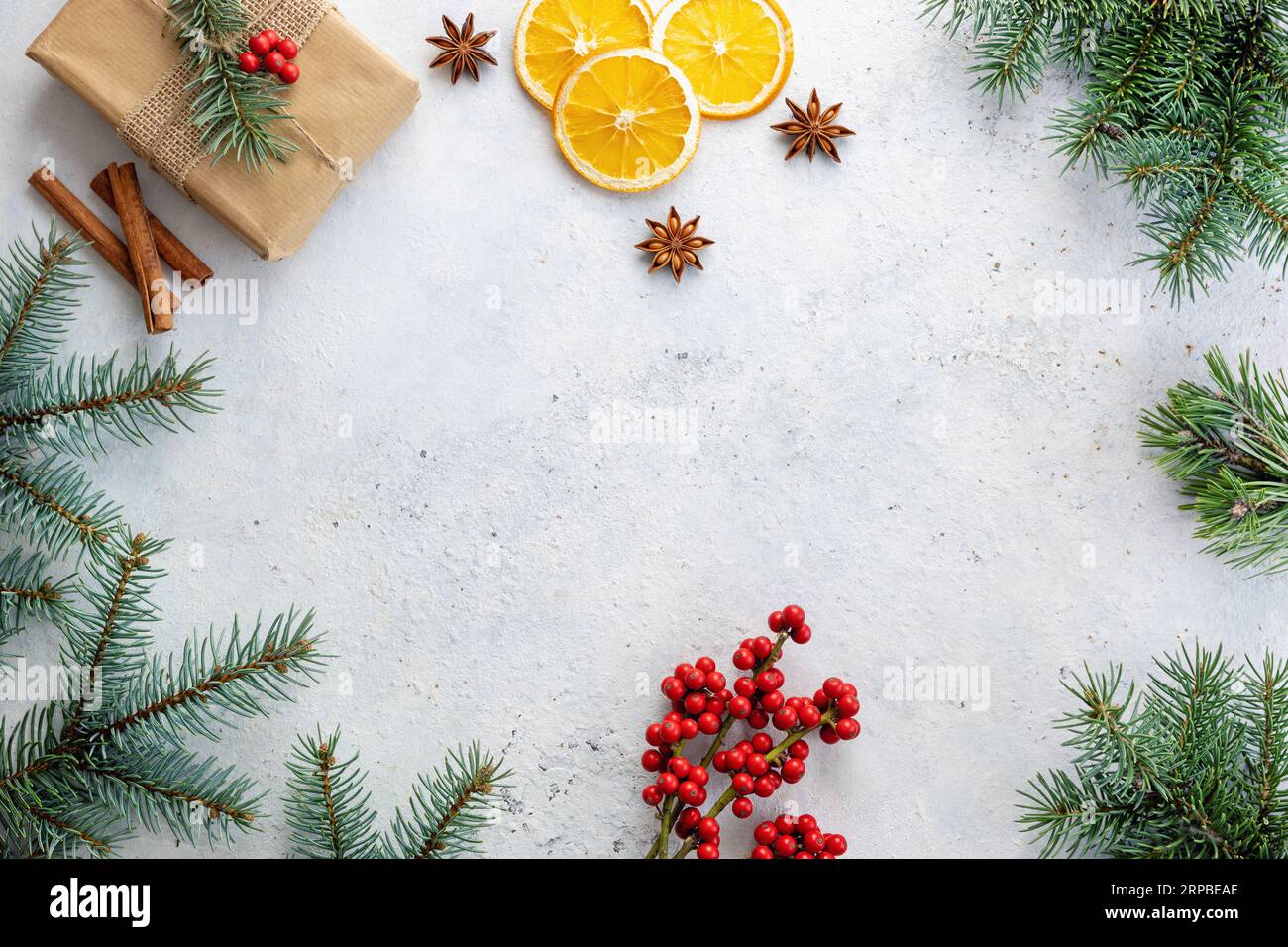 Decorazioni natalizie con bacche di holly e rami d'albero sul tavolo. Foto Stock