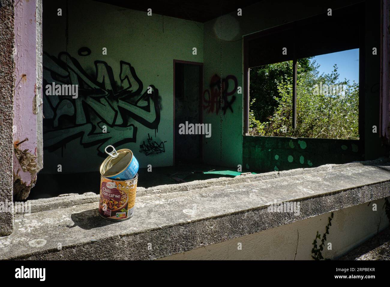 Lattine di latta sul davanzale di un sito abbandonato. Foto Stock