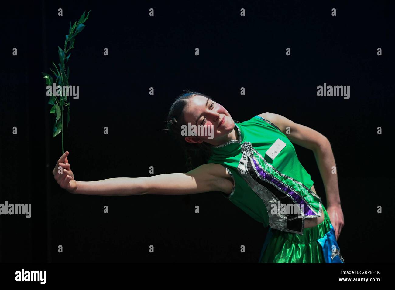 (190607) -- WELLINGTON, 7 giugno 2019 (Xinhua) -- il concorrente Ruby Barton mette in scena la danza popolare cinese durante il 12 ° Chinese Bridge Chinese proficiency competition a Wellington, nuova Zelanda, 7 giugno 2019. I turni preliminari oltremare del 12° Chinese Bridge Chinese proficiency competition per studenti di scuole secondarie straniere hanno dato il via alla Wellington Gallery qui venerdì. Il concorso era diviso in Junior Group, Senior Group e Tertiary Group, e comprendeva due sezioni, il discorso e la dimostrazione di un talento. (Xinhua/Guo lei) NEW ZEALAND-WELLINGTON-CHINESE BRIDGE PUBLICATIONxNOTxI Foto Stock