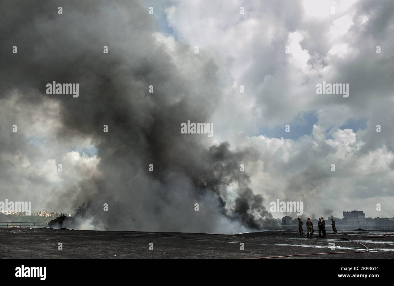 (190608) -- CALCUTTA, 8 giugno 2019 (Xinhua) -- i vigili del fuoco spengono un incendio scoppiato in un impianto di stoccaggio di sostanze chimiche a Calcutta, in India, l'8 giugno 2019. Un grande incendio scoppiò all'interno di un deposito di sostanze chimiche nella città di Calcutta, nello stato orientale dell'India, il Bengala Occidentale, sabato. Come molte 20 vigili del fuoco sono state messe in servizio per spegnere l'incendio scoppiato intorno alle 0200 ore. L'incendio scoppiò vicino al famoso Howrah Bridge. Finora non ci sono notizie di morti. (Xinhua/Tumpa Mondal) INDIA-KOLKATA-CHEMICAL STORAGE-FIRE PUBLICATIONxNOTxINxCHN Foto Stock