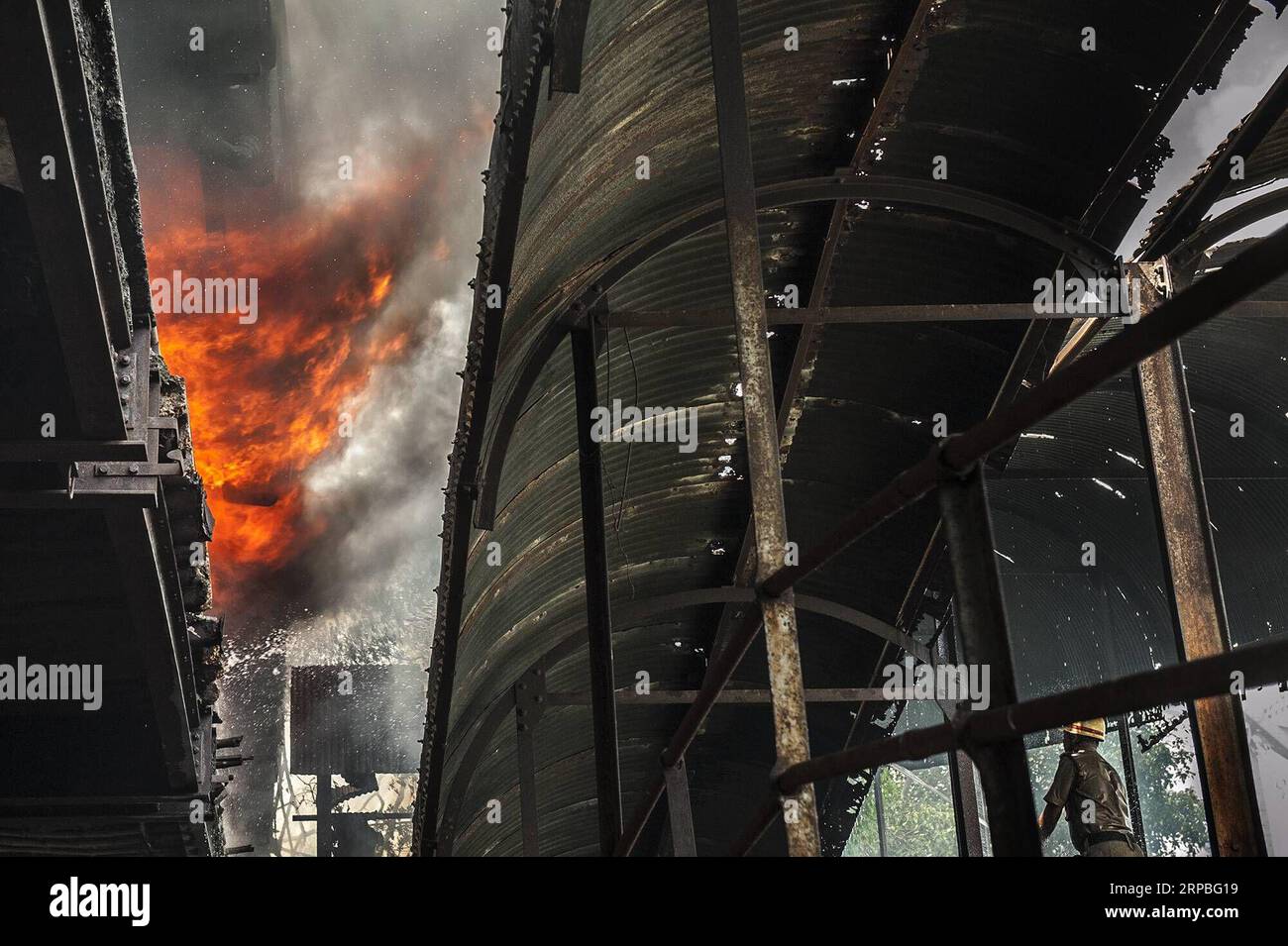 (190608) -- CALCUTTA, 8 giugno 2019 (Xinhua) -- Un pompiere spegne un incendio scoppiato in un impianto di stoccaggio di sostanze chimiche a Calcutta, in India, l'8 giugno 2019. Un grande incendio scoppiò all'interno di un deposito di sostanze chimiche nella città di Calcutta, nello stato orientale dell'India, il Bengala Occidentale, sabato. Come molte 20 vigili del fuoco sono state messe in servizio per spegnere l'incendio scoppiato intorno alle 0200 ore. L'incendio scoppiò vicino al famoso Howrah Bridge. Finora non ci sono notizie di morti. (Xinhua/Tumpa Mondal) INDIA-KOLKATA-CHEMICAL STORAGE-FIRE PUBLICATIONxNOTxINxCHN Foto Stock