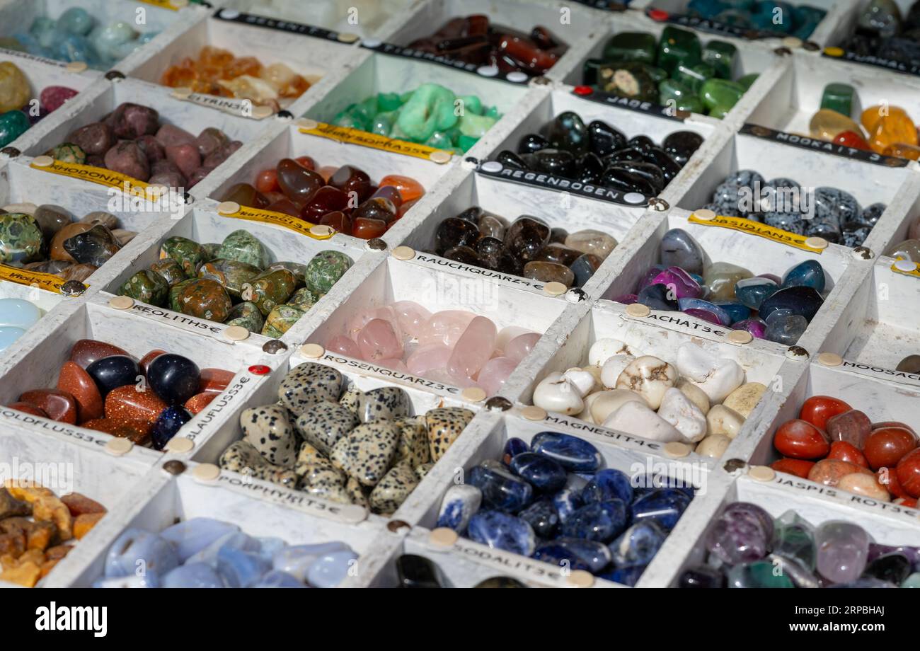 una collezione di gemme e pietre curative sul mercato Foto Stock