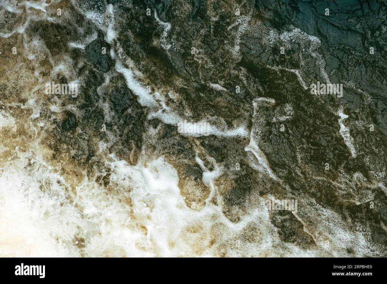 L'overflow della diga d'acqua come sfondo naturale, vista ad alto angolo Foto Stock