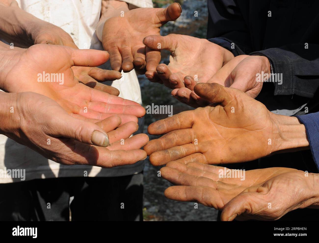(190609) -- KUNMING, 9 giugno 2019 (Xinhua) -- la foto mostra le mani degli abitanti del villaggio che hanno partecipato alla costruzione di strade nel villaggio Xiaojiatang della contea di Xichou, nella provincia dello Yunnan della Cina sud-occidentale, 23 aprile 2012. Situata nel sud-est dello Yunnan, la contea di Xichou aveva sofferto di desertificazione rocciosa, dove il 99,9% della contea è coperto da aree montuose, e il 75,4% da formazioni carsiche. La contea fu costretta alla povertà a causa delle dure condizioni naturali. Nel 1990, le persone qui cominciarono a combattere contro l'ambiente duro per cambiare la loro vita. Hanno lavorato sodo per recuperare il ro Foto Stock