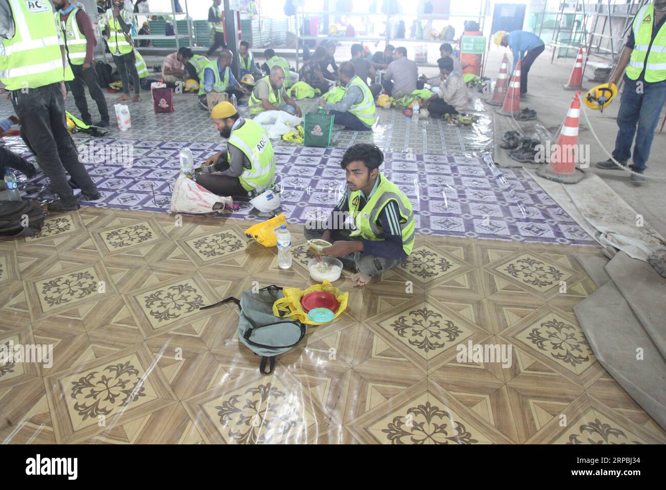 Dhaka Bangladesh august08.2023.lavoratori edili dopo pranzo, molti lavoratori stanno riposando mentre altri stanno pregando, è stata scattata una foto. ai internazionale Foto Stock