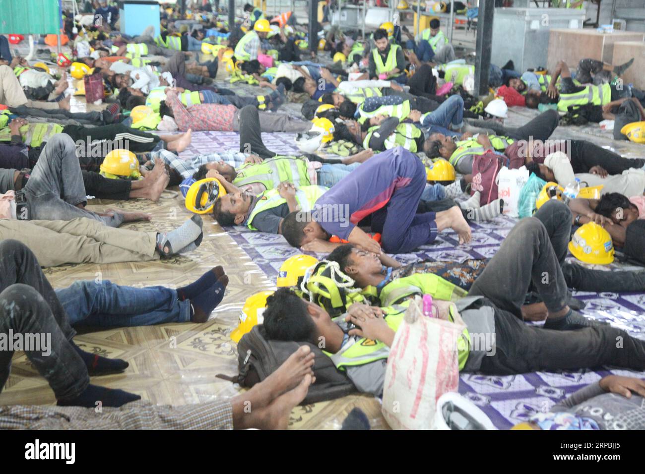 Dhaka Bangladesh august08.2023.lavoratori edili dopo pranzo, molti lavoratori stanno riposando mentre altri stanno pregando, è stata scattata una foto. ai internazionale Foto Stock