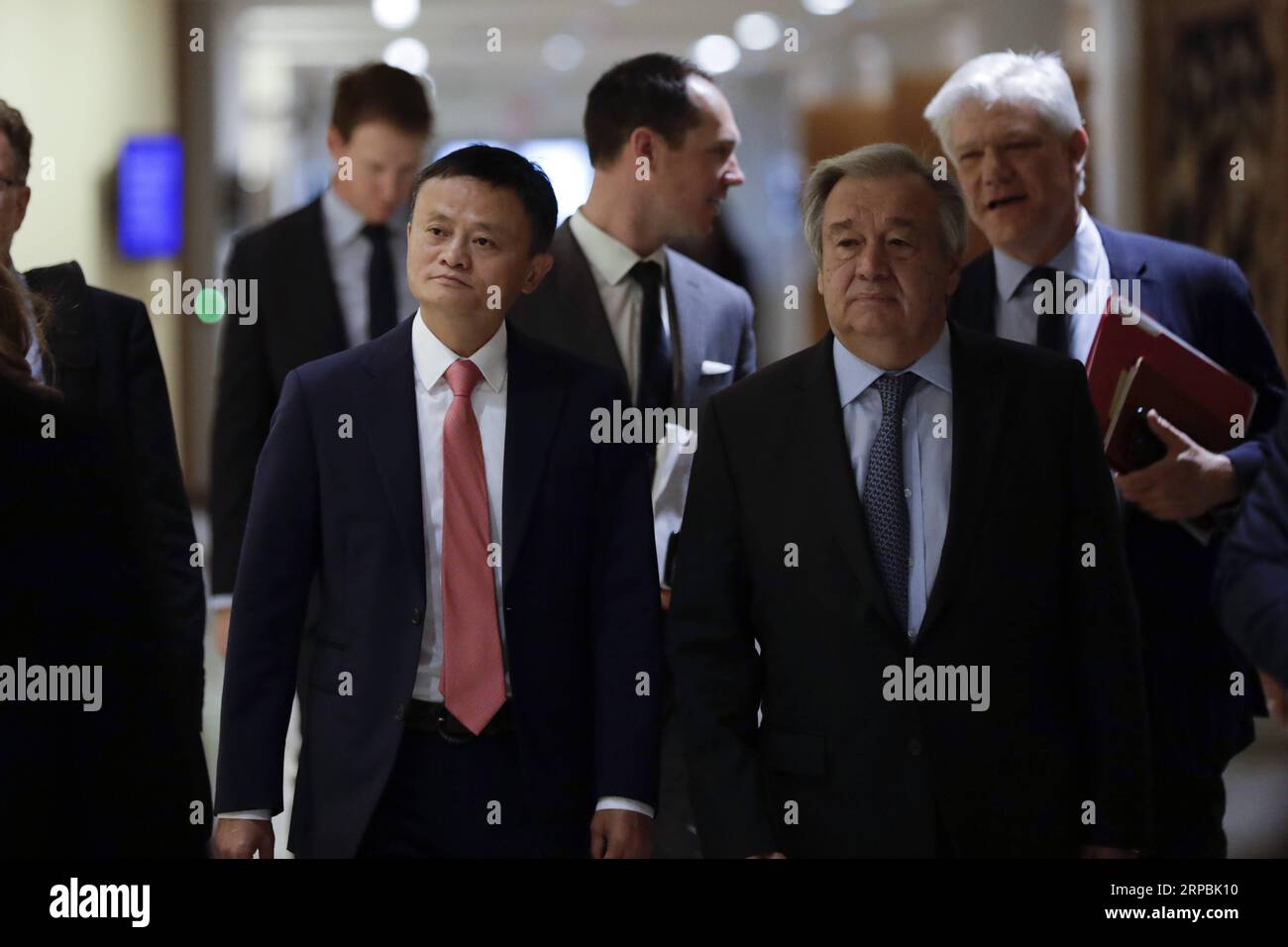 (190610) -- NAZIONI UNITE, 10 giugno 2019 -- Jack ma (L, front) del gruppo Alibaba cinese e del Segretario generale delle Nazioni Unite Antonio Guterres (R, front) arrivano per partecipare a un panel di alto livello sulla cooperazione digitale presso la sede delle Nazioni Unite a New York, il 10 giugno 2019. Jack ma del gruppo cinese Alibaba si è Unito al Segretario generale delle Nazioni Unite Antonio Guterres e Melinda Gates della Fondazione Gates in una conversazione dal vivo qui lunedì per discutere della cooperazione digitale globale per un futuro più sicuro e sostenibile dell'industria digitale. ) COOPERAZIONE UN-CHINA-JACK MA-DIGITALE LIXMUZI PUBLICATIONXNOTX Foto Stock