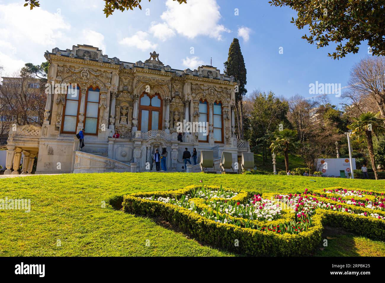Padiglione Ihlamur e giardino. Ihlamur Kasri letteralmente in turco. Istanbul Turkiye - 3.24.2023 Foto Stock