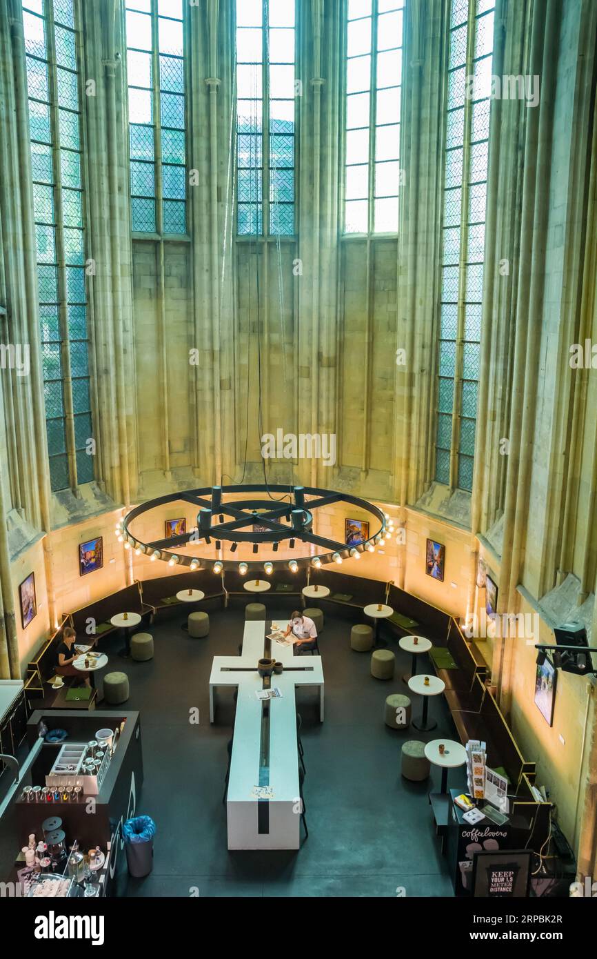 Tavolo da lettura alla libreria della chiesa domenicana di Maastricht, Paesi Bassi Foto Stock