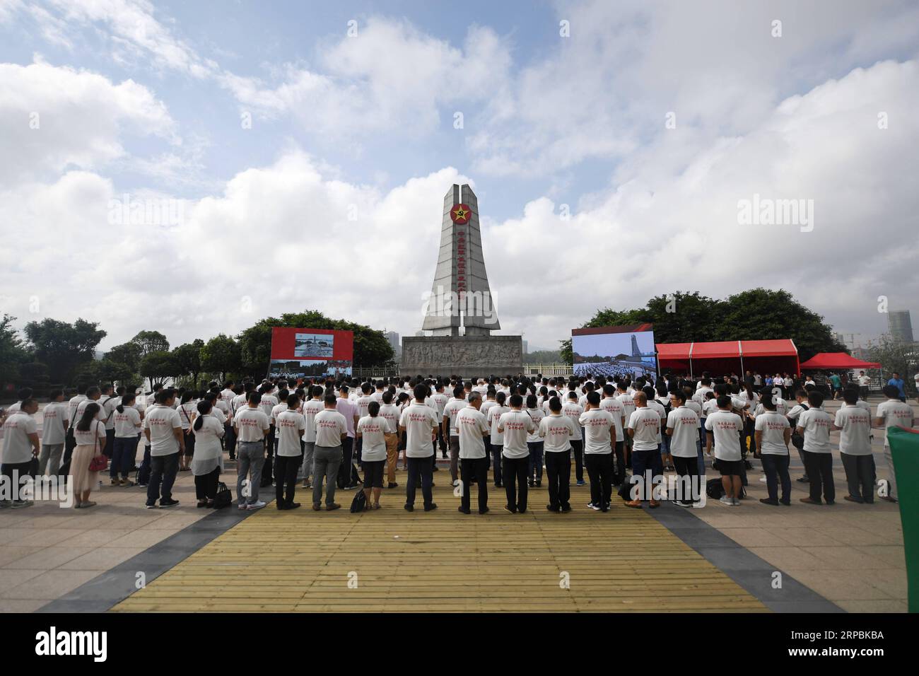 (190611) -- YUDU, 11 giugno 2019 (Xinhua) -- la cerimonia di lancio di un'attività che porterà i giornalisti a ripercorrere il percorso della lunga marcia si tiene nella contea di Yudu, nella provincia del Jiangxi della Cina orientale, 11 giugno 2019. L'attività è volta a rendere omaggio ai martiri rivoluzionari e a trasmettere le tradizioni della rivoluzione, mentre il paese festeggia quest'anno il 70° anniversario della fondazione della Repubblica Popolare Cinese. Oltre 500 giornalisti provenienti da più di 30 media di tutto il paese hanno partecipato alle cerimonie. La lunga marcia fu una manovra militare condotta dal Chine Foto Stock