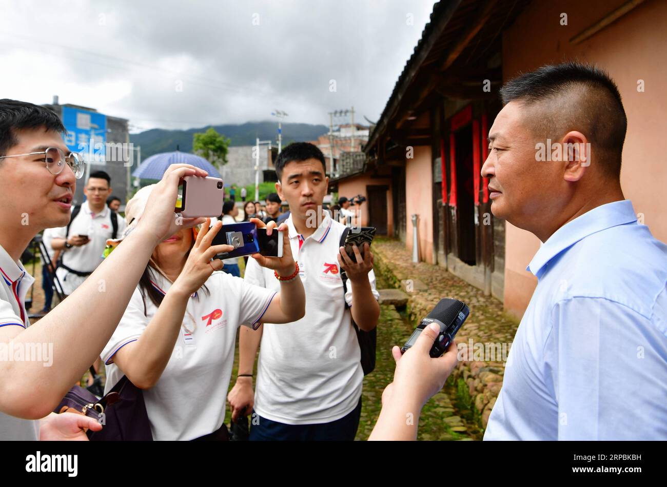 (190611) -- CHANGTING, 11 giugno 2019 (Xinhua) -- Uno studioso che studia la cultura rivoluzionaria cinese viene intervistato durante un'attività per ripercorrere il percorso della lunga marcia nella contea di Changting della città di Longyan, nella provincia del Fujian della Cina sudorientale, 11 giugno 2019. L'attività è volta a rendere omaggio ai martiri rivoluzionari e a trasmettere le tradizioni della rivoluzione, mentre il paese festeggia quest'anno il 70° anniversario della fondazione della Repubblica Popolare Cinese. Oltre 500 giornalisti provenienti da più di 30 media di tutto il paese hanno partecipato alle cerimonie. La lunga marcia lo era Foto Stock