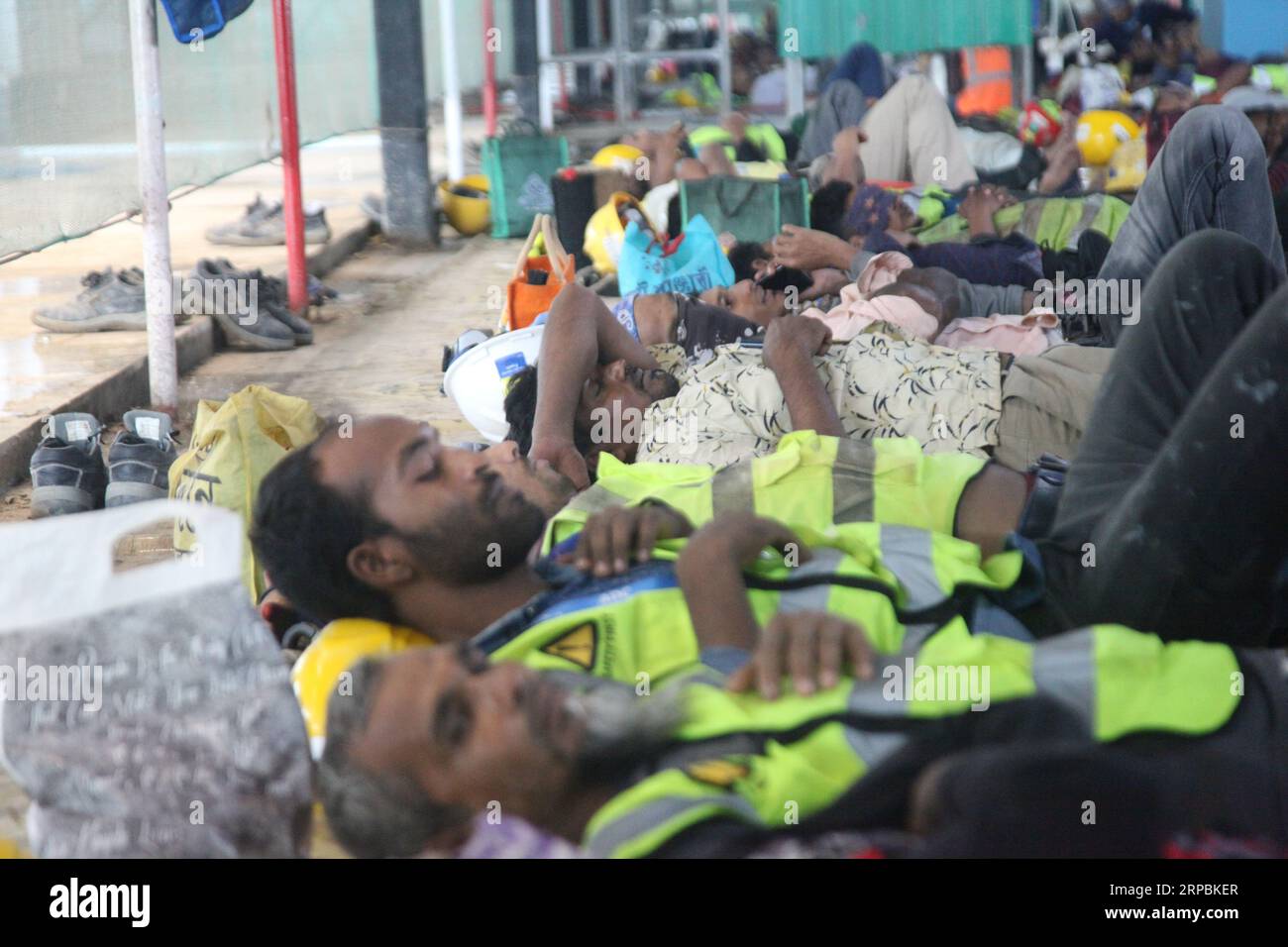 Dhaka Bangladesh august08.2023.lavoratori edili dopo pranzo, molti lavoratori stanno riposando mentre altri stanno pregando, è stata scattata una foto. ai internazionale Foto Stock