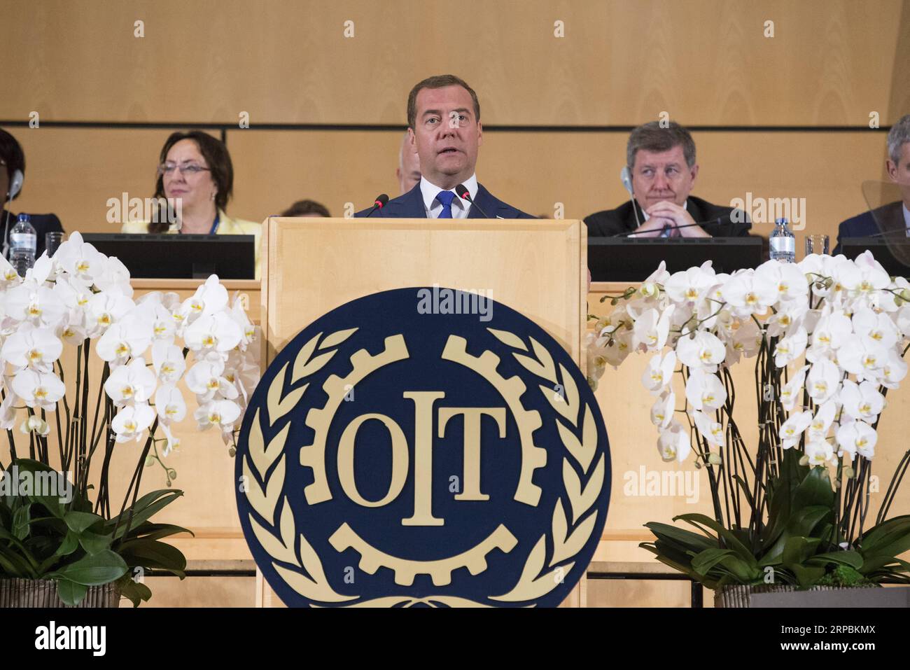 (190611) -- GINEVRA, 11 giugno 2019 (Xinhua) -- il primo ministro russo Dmitry Medvedev tiene un discorso durante la conferenza annuale del lavoro dell'Organizzazione internazionale del lavoro (OIL) a Ginevra, in Svizzera, l'11 giugno 2019. Medvedev ha condannato martedì sanzioni illegittime, protezionismo e guerre commerciali, mentre si è rivolto alla Conferenza internazionale del lavoro annuale dell'OIL, che si svolge dal 10 al 21 giugno, in occasione del 100° anniversario dell'organizzazione a Ginevra. (Xinhua/Xu Jinquan) SVIZZERA-GINEVRA-ILO-CENTENARIO SESSIONE-MEDVEDEV PUBLICATIONxNOTxINxCHN Foto Stock
