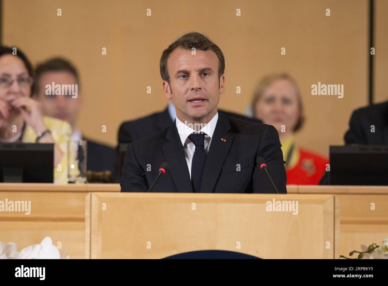 (190611) -- GINEVRA, 11 giugno 2019 (Xinhua) -- il presidente francese Emmanuel Macron tiene un discorso durante la 108a sessione della Conferenza internazionale del lavoro a Ginevra, in Svizzera, 11 giugno 2019. La Conferenza internazionale del lavoro (ILC) annuale dell'Organizzazione internazionale del lavoro (ILO) si svolge dal 10 al 21 giugno, in occasione del 100° anniversario dell'organizzazione a Ginevra. (Xinhua/Xu Jinquan) SVIZZERA-GINEVRA-CONFERENZA INTERNAZIONALE DEL LAVORO PUBLICATIONxNOTxINxCHN Foto Stock