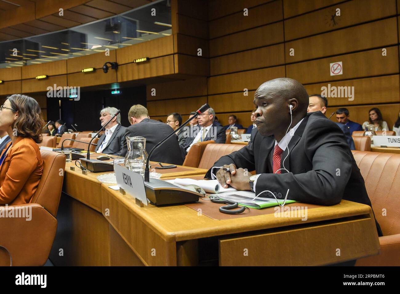 (190612) -- VIENNA, 12 giugno 2019 (Xinhua) -- i partecipanti sono visti a una conferenza per annunciare gli esperimenti selezionati a bordo della stazione spaziale cinese (CSS) tenutasi a Vienna, in Austria, 12 giugno 2019. Nove esperimenti scientifici provenienti da tutto il mondo sono stati accettati per essere condotti a bordo della stazione spaziale cinese (CSS), le Nazioni Unite e la Cina annunciati qui mercoledì. I sei esperimenti pienamente e tre condizionatamente accettati coinvolgono 23 entità di 17 paesi, che emergono da 42 proposte presentate da 27 paesi. Il CSS dovrebbe essere operativo intorno al 2022. (Xinhua/G Foto Stock