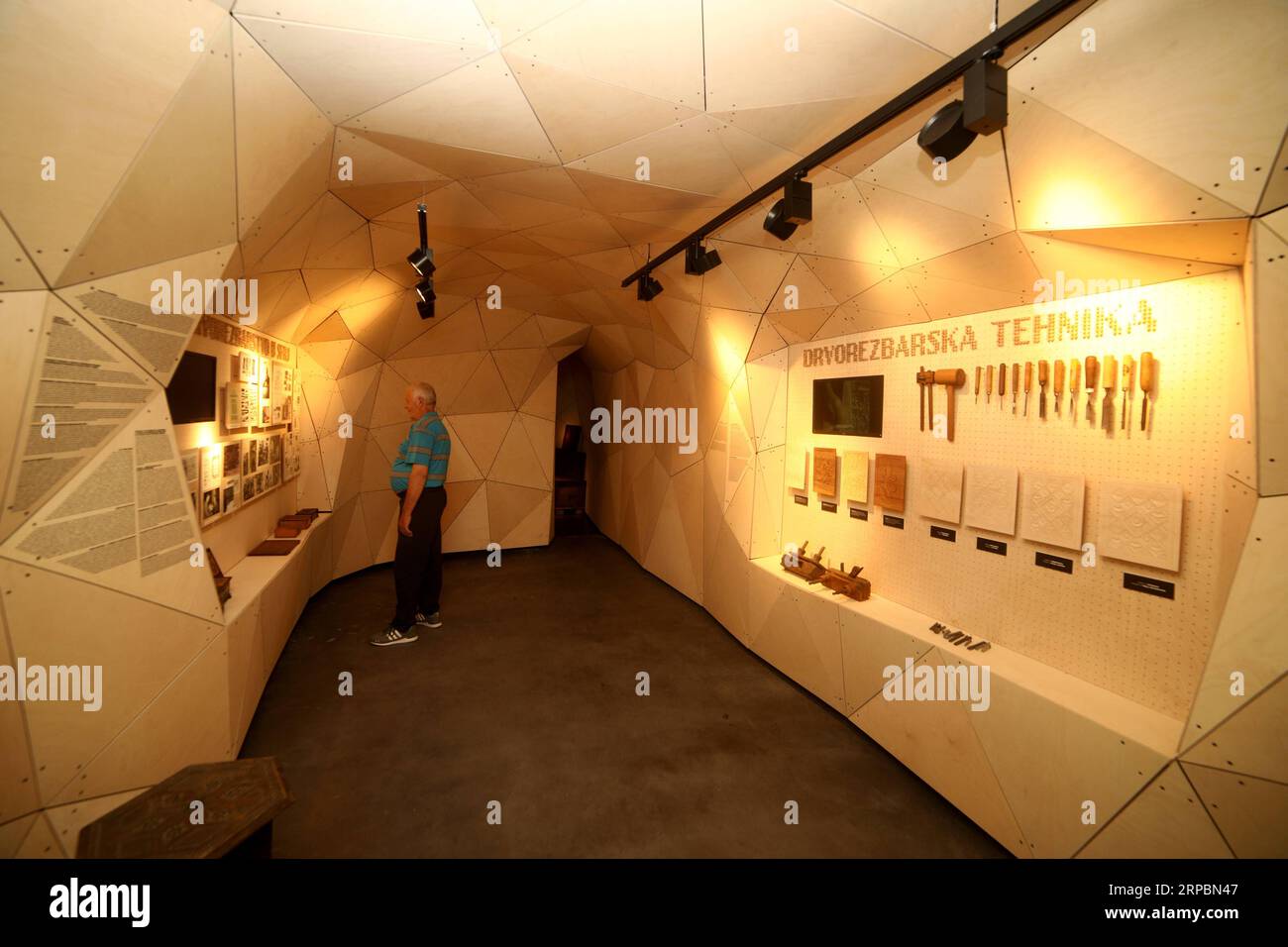 (190612) -- KONJIC, 12 giugno 2019 -- Un uomo visita il Museo dell'intaglio del legno a Konjic, Bosnia ed Erzegovina, il 12 giugno 2019. Un museo incentrato sulla storia della scultura del legno è stato aperto il mercoledì a Konjic, una città a circa 60 chilometri a sud-ovest dalla capitale Sarajevo. L'artigianato dell'intaglio del legno Konjic è stato iscritto nella Lista rappresentativa dell'UNESCO del Patrimonio culturale immateriale dell'umanità nel 2017. ) BOSNIA-ERZEGOVINA-KONJIC-MUSEO DELL'INTAGLIO DEL LEGNO NEDIMXGRABOVICA PUBLICATIONXNOTXINXCHN Foto Stock