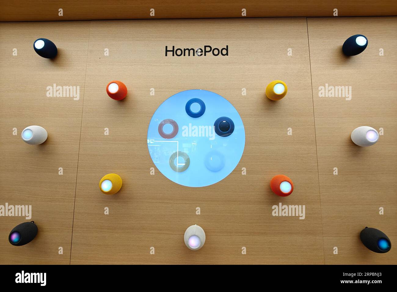 SHANGHAI, CINA - 4 SETTEMBRE 2023 - dopo la parziale ristrutturazione e aggiornamento dell'Apple Store, cuffie, home pod, custodie per telefoni, accessori e Foto Stock