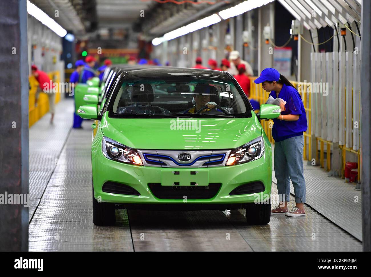 (190613) -- XI AN, 13 giugno 2019 (Xinhua) -- nuovi veicoli energetici sono visti presso lo stabilimento Xi An di BYD Auto a Xi An, nella provincia dello Shaanxi della Cina nordoccidentale, 12 giugno 2019. Secondo la China Passenger Car Association, le vendite di veicoli a nuova energia (NEV) hanno continuato a crescere il mese scorso, raggiungendo il 1,8% anno dopo anno. All'inizio di questo mese il governo ha annunciato misure per aumentare le vendite di auto, come il divieto alle amministrazioni locali di imporre limiti al consumo e all'uso di veicoli NEV. (Xinhua/Shao Rui) CHINA-NEW ENERGY VEHICLES-SALES (CN) PUBLICATIONxNOTxINxCHN Foto Stock