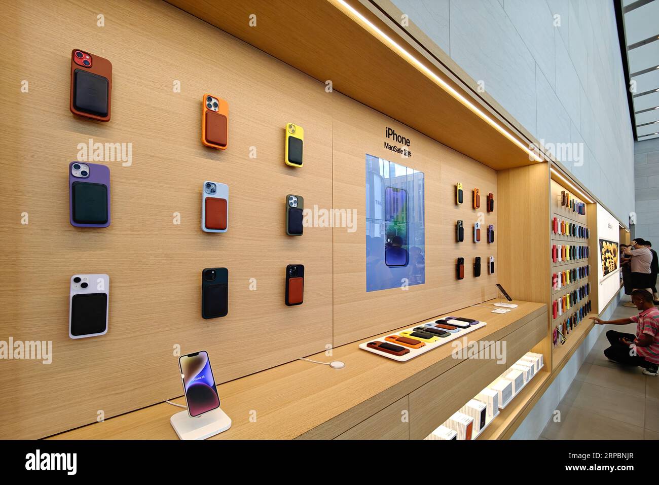SHANGHAI, CINA - 4 SETTEMBRE 2023 - dopo la parziale ristrutturazione e aggiornamento dell'Apple Store, cuffie, home pod, custodie per telefoni, accessori e Foto Stock