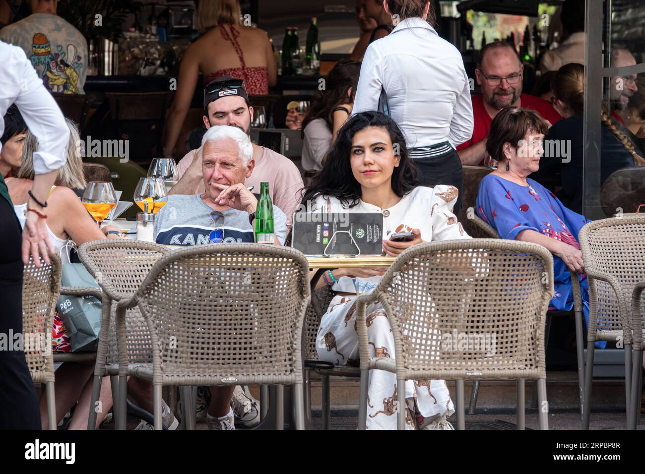 Gente che beve un drink sulla terrazza di un pub. Foto Stock