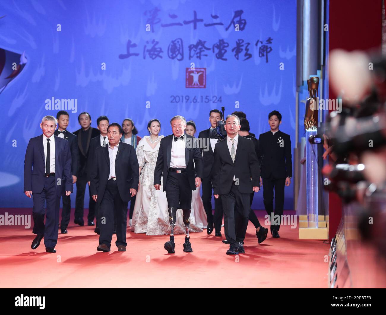 (190615) -- SHANGHAI, 15 giugno 2019 (Xinhua) -- i membri del cast del film gli scalatori sono visti sul tappeto rosso per la cerimonia di apertura dello Shanghai International Film Festival (SIFF) 2019 a Shanghai, Cina orientale, 15 giugno 2019. Il festival cinematografico è iniziato qui sabato. (Xinhua/Ding Ting) CHINA-SHANGHAI-INT L FILM FESTIVAL-OPENING(CN) PUBLICATIONxNOTxINxCHN Foto Stock