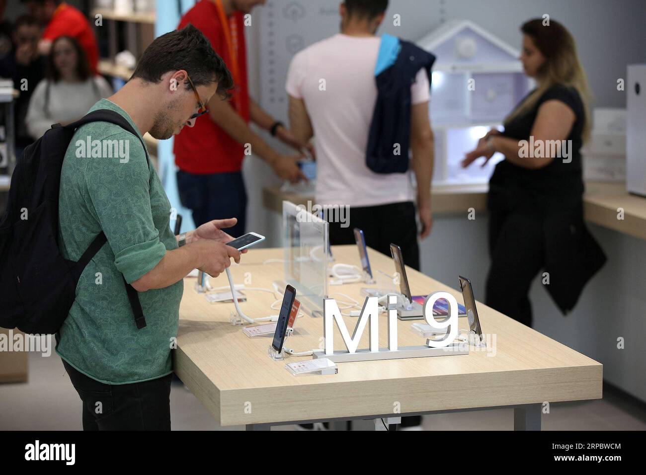 (190616) -- PORTO (PORTOGALLO), 16 giugno 2019 -- i clienti provano i prodotti Xiaomi in un negozio mi di recente apertura a Porto, Portogallo, il 15 giugno 2019. La società tecnologica cinese Xiaomi ha aperto il suo primo negozio mi ufficiale a Porto il 1° giugno). PORTUGAL-PORTO-XIAOMI-mi STORE PetroxFiuza PUBLICATIONxNOTxINxCHN Foto Stock