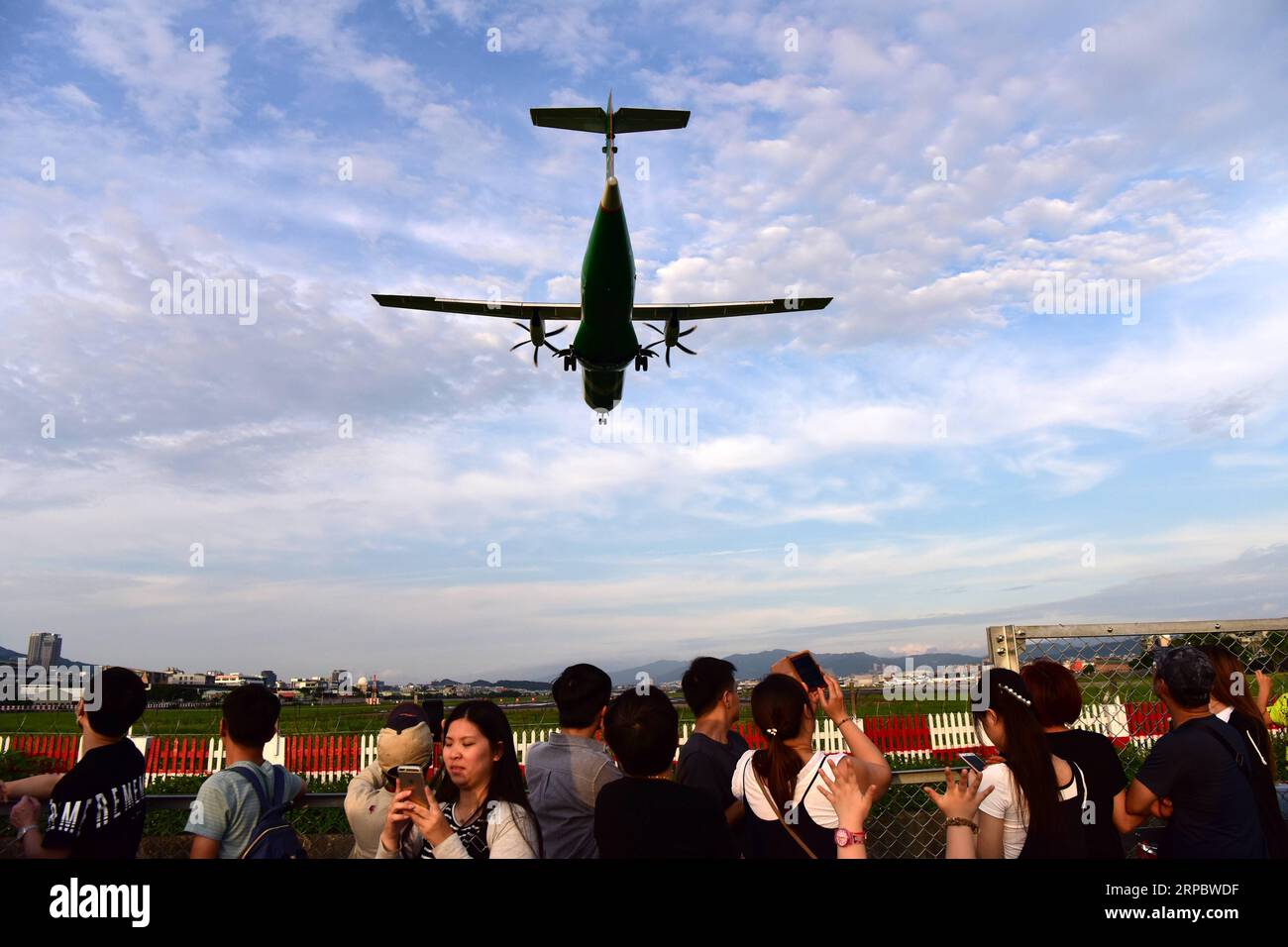 (190616) -- TAIPEI, 16 giugno 2019 (Xinhua) -- residenti locali e turisti osservano un aereo di passaggio vicino all'aeroporto Taipei Songshan a Taipei, nel sud-est della Cina, Taiwan, 16 giugno 2019. (Xinhua/Zhu Xiang) CHINA-TAIPEI-DAILY LIFE-AIRPLANES (CN) PUBLICATIONxNOTxINxCHN Foto Stock