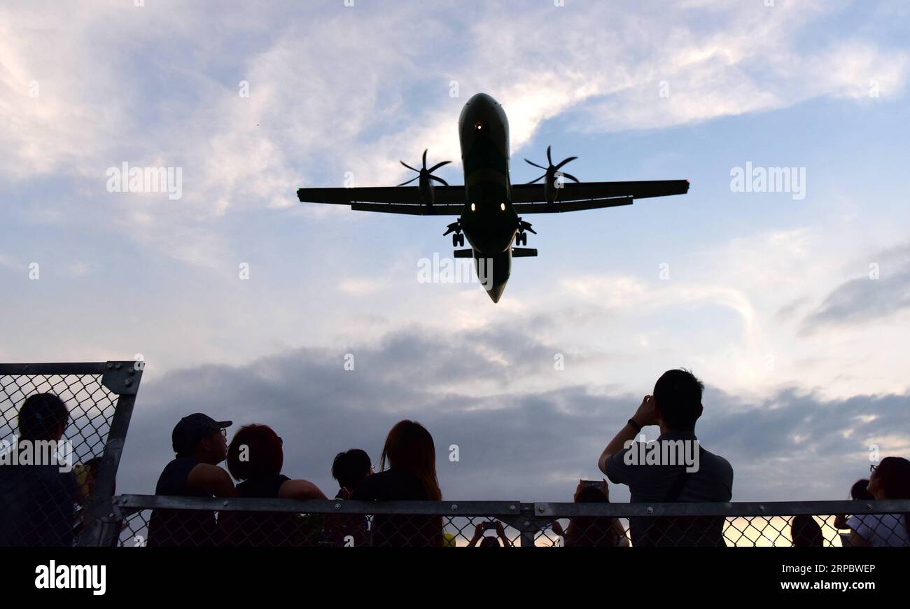 (190616) -- TAIPEI, 16 giugno 2019 (Xinhua) -- residenti locali e turisti osservano un aereo di passaggio vicino all'aeroporto Taipei Songshan a Taipei, nel sud-est della Cina, Taiwan, 16 giugno 2019. (Xinhua/Zhu Xiang) CHINA-TAIPEI-DAILY LIFE-AIRPLANES (CN) PUBLICATIONxNOTxINxCHN Foto Stock