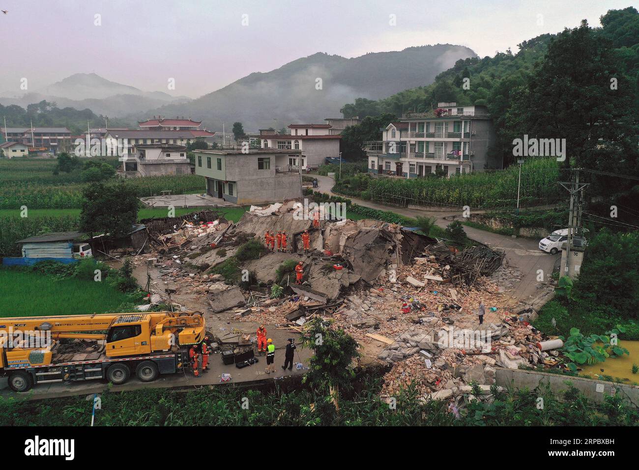 (190618) -- CHANGNING, 18 giugno 2019 (Xinhua) -- i soccorritori cercano persone intrappolate nella città di Shuanghe nella contea di Changning della città di Yibin, nella provincia del Sichuan della Cina sud-occidentale, 18 giugno 2019. Undici persone sono morte e altre 122 sono rimaste ferite dopo un terremoto di magnitudo 6,0 che ha colpito la contea di Changning lunedì sera, il governo della città di Yibin ha detto martedì presto. (Xinhua/Zeng Lang) CHINA-SICHUAN-CHANGNING-EARTHQUAKE(CN) PUBLICATIONxNOTxINxCHN Foto Stock