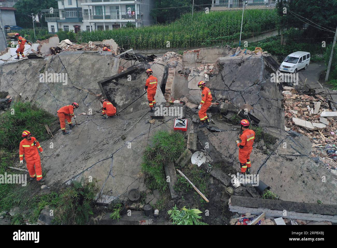 (190618) -- CHANGNING, 18 giugno 2019 (Xinhua) -- i soccorritori cercano persone intrappolate nella città di Shuanghe nella contea di Changning della città di Yibin, nella provincia del Sichuan della Cina sud-occidentale, 18 giugno 2019. Undici persone sono morte e altre 122 sono rimaste ferite dopo un terremoto di magnitudo 6,0 che ha colpito la contea di Changning lunedì sera, il governo della città di Yibin ha detto martedì presto. (Xinhua/Zeng Lang) CHINA-SICHUAN-CHANGNING-EARTHQUAKE(CN) PUBLICATIONxNOTxINxCHN Foto Stock