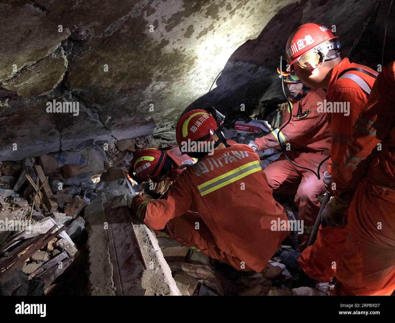 (190618) -- CHANGNING, 18 giugno 2019 (Xinhua) -- i soccorritori cercano persone intrappolate nella città di Shuanghe nella contea di Changning della città di Yibin, nella provincia del Sichuan della Cina sud-occidentale, 18 giugno 2019. Undici persone sono morte e altre 122 sono rimaste ferite dopo un terremoto di magnitudo 6,0 che ha colpito la contea di Changning lunedì sera, il governo della città di Yibin ha detto martedì presto. (Xinhua/Zeng Lang) CHINA-SICHUAN-CHANGNING-EARTHQUAKE(CN) PUBLICATIONxNOTxINxCHN Foto Stock