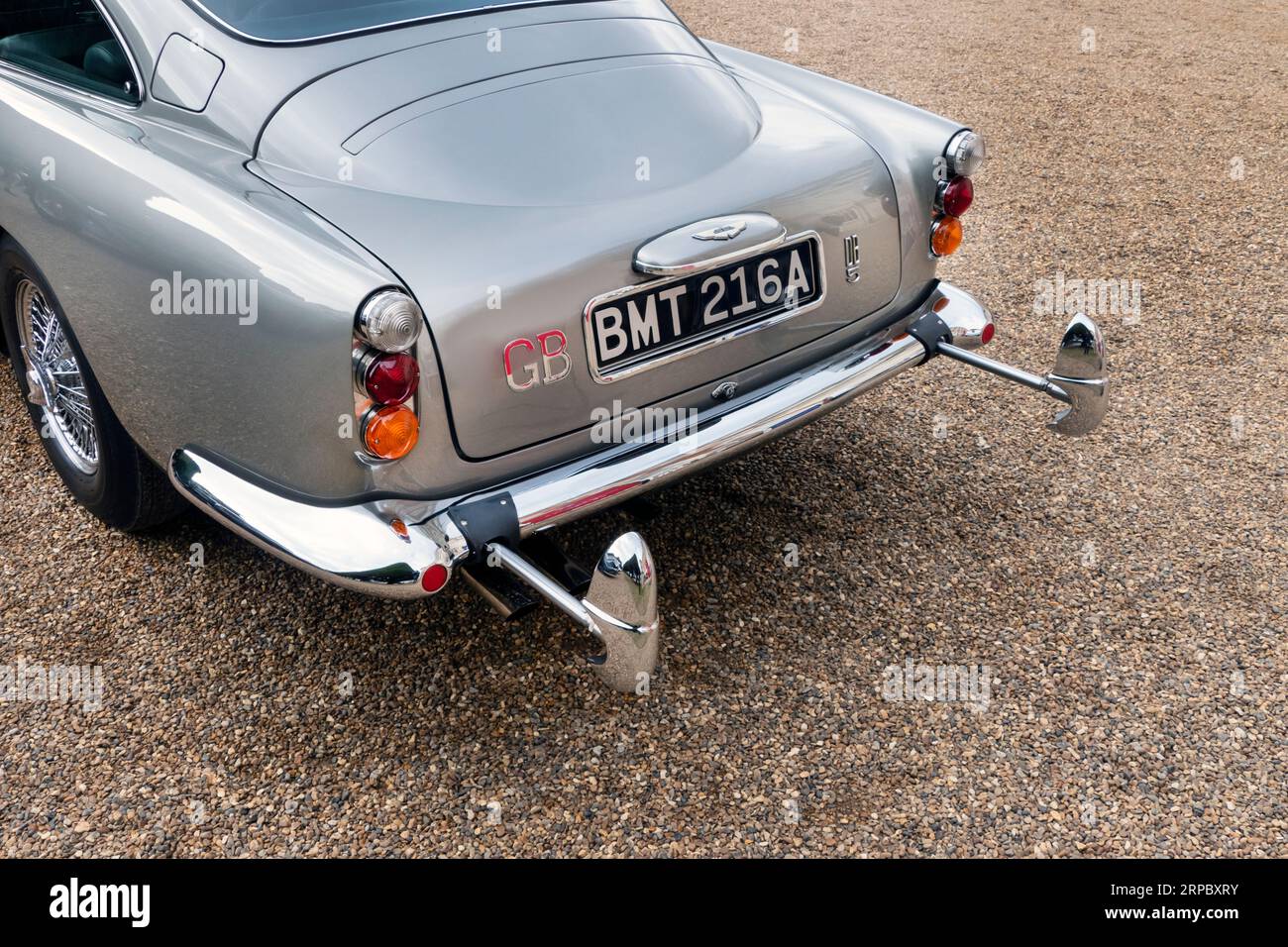 James Bond Aston Martin DB5 al Concours of Elegance all'Hampton Court Palace Londra Regno Unito 2023 Foto Stock