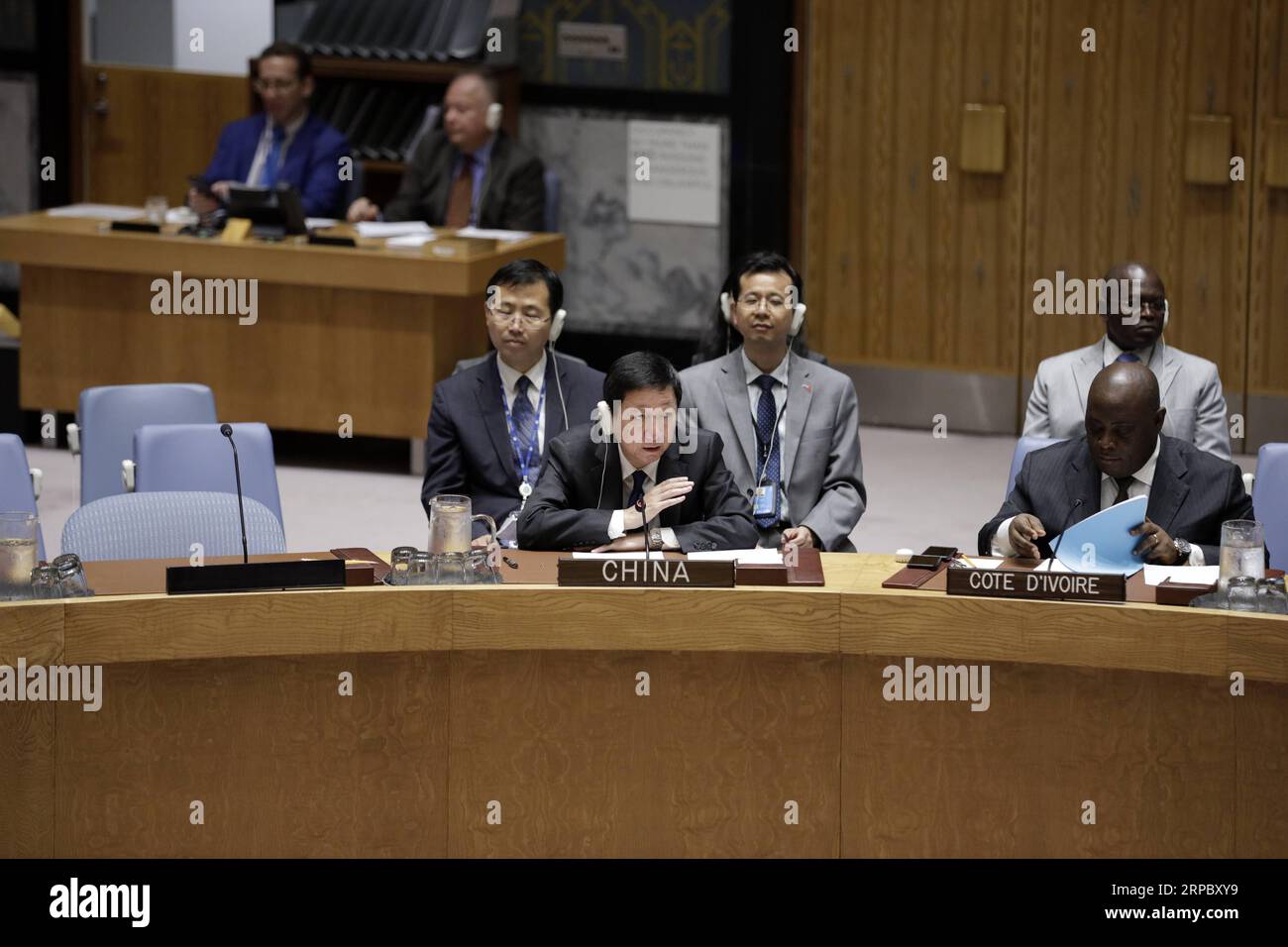 (190618) -- NAZIONI UNITE, 18 giugno 2019 -- Wu Haitao (L, Front), vice rappresentante permanente della Cina presso le Nazioni Unite, si rivolge a una riunione del Consiglio di sicurezza sulle operazioni di mantenimento della pace, presso la sede delle Nazioni Unite a New York, 18 giugno 2019. Le operazioni di mantenimento della pace delle Nazioni Unite devono rispettare gli scopi e i principi della carta delle Nazioni Unite e i principi fondamentali delle operazioni di mantenimento della pace, ha detto Wu Haitao martedì. ) OPERAZIONI DI MANTENIMENTO DELLA PACE DEL CONSIGLIO DI SICUREZZA delle Nazioni Unite LixMuzi PUBLICATIONxNOTxINxCHN Foto Stock