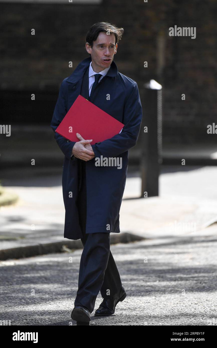 (190619) -- LONDRA, 19 giugno 2019 -- il segretario britannico per lo sviluppo internazionale Rory Stewart arriva al 10 di Downing Street per partecipare alla riunione del Gabinetto, a Londra, in Gran Bretagna, il 18 giugno 2019. ) RIUNIONE GRAN BRETAGNA-LONDRA-GABINETTO AlbertoxPezzali PUBLICATIONxNOTxINxCHN Foto Stock