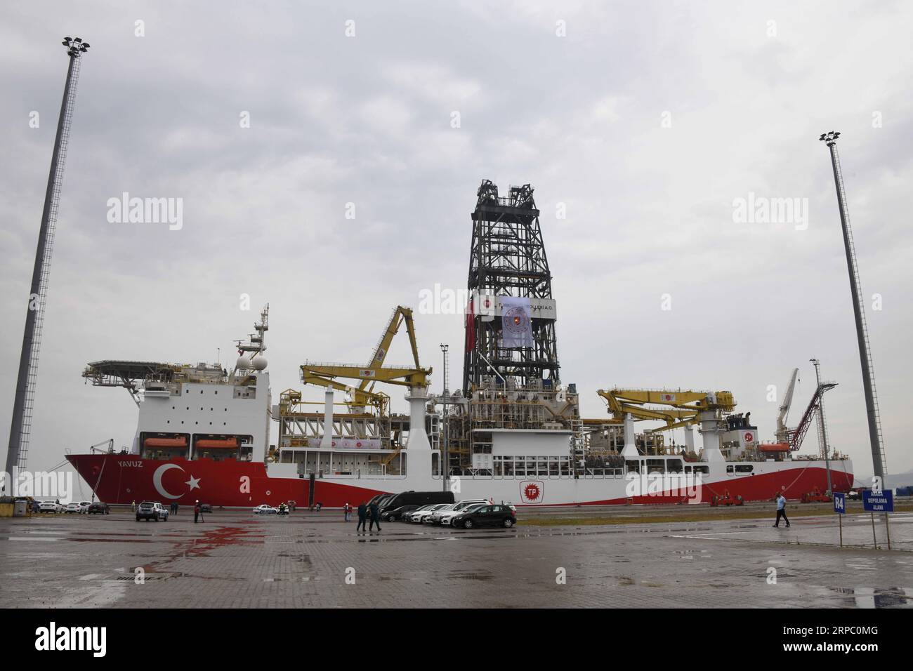 (190620) -- KOCAELI (TURCHIA), 20 giugno 2019 (Xinhua) -- foto scattata il 20 giugno 2019 mostra la nave di perforazione Yavuz in un porto nella provincia di Kocaeli, Turchia. Giovedì la Turchia ha inviato una nuova nave di trivellazione nel Mediterraneo orientale, rischiando più tensioni in relazione con i suoi alleati occidentali. La seconda nave di trivellazione in acque profonde, Yavuz, ha iniziato il suo viaggio dopo una cerimonia in un porto nella provincia nord-occidentale turca di Kocaeli. (Xinhua/Xu Suhui) TURCHIA-KOCAELI-NAVE DI TRIVELLAZIONE-MEDITERRANEO ORIENTALE PUBLICATIONxNOTxINxCHN Foto Stock