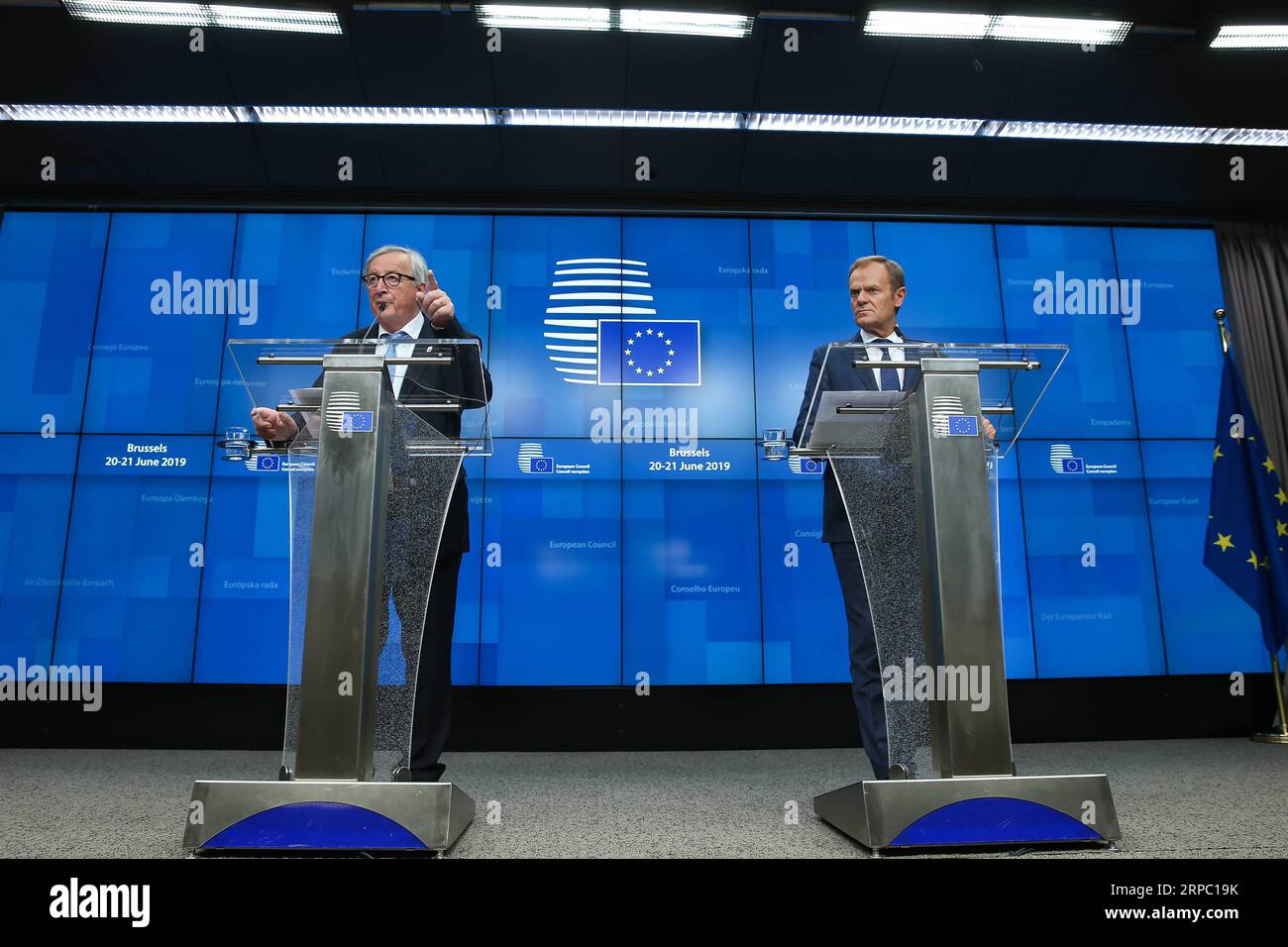 (190621) -- BRUXELLES, 21 giugno 2019 (Xinhua) -- il presidente della Commissione europea Jean-Claude Juncker (L) e il presidente del Consiglio europeo Donald Tusk partecipano a una conferenza stampa durante il vertice estivo dell'UE a Bruxelles, in Belgio, il 21 giugno 2019. (Xinhua/Zhang Cheng) VERTICE BELGA-BRUXELLES-UE-ESTATE PUBLICATIONxNOTxINxCHN Foto Stock