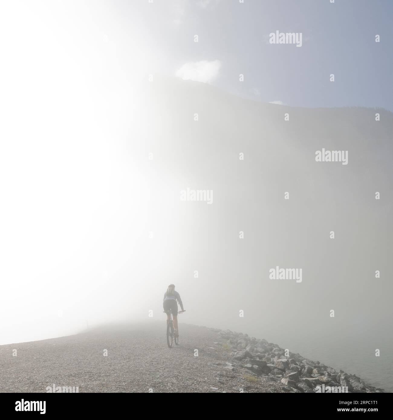 Escursioni in mountain bike fuori dalla nebbia di montagna Foto Stock