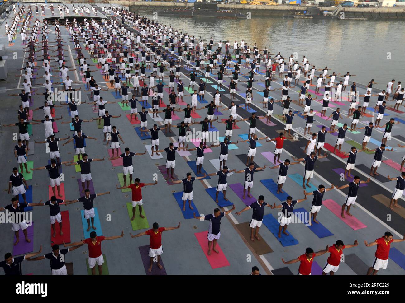 (190621) -- MUMBAI, 21 giugno 2019 (Xinhua) -- personale della Marina indiana partecipa a una sessione di yoga sul ponte della portaerei dismessa INS Viraat, in occasione della giornata internazionale dello Yoga, a Mumbai, India, 21 giugno 2019. (Xinhua/Stringer) INDIA-MUMBAI-GIORNATA INTERNAZIONALE DI YOGA PUBLICATIONxNOTxINxCHN Foto Stock