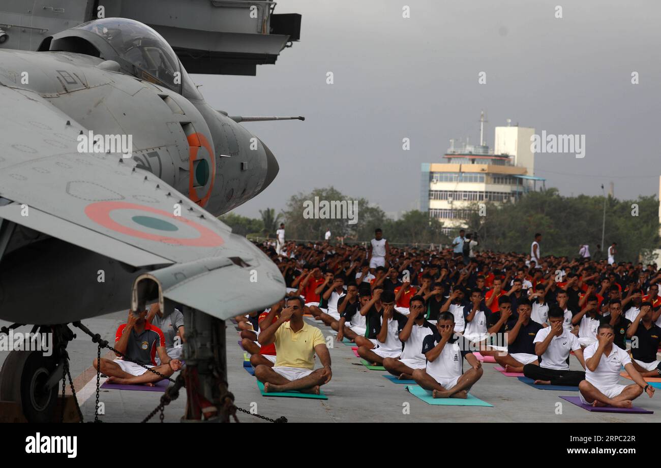 (190621) -- MUMBAI, 21 giugno 2019 (Xinhua) -- personale della Marina indiana partecipa a una sessione di yoga sul ponte della portaerei dismessa INS Viraat, in occasione della giornata internazionale dello Yoga, a Mumbai, India, 21 giugno 2019. (Xinhua/Stringer) INDIA-MUMBAI-GIORNATA INTERNAZIONALE DI YOGA PUBLICATIONxNOTxINxCHN Foto Stock