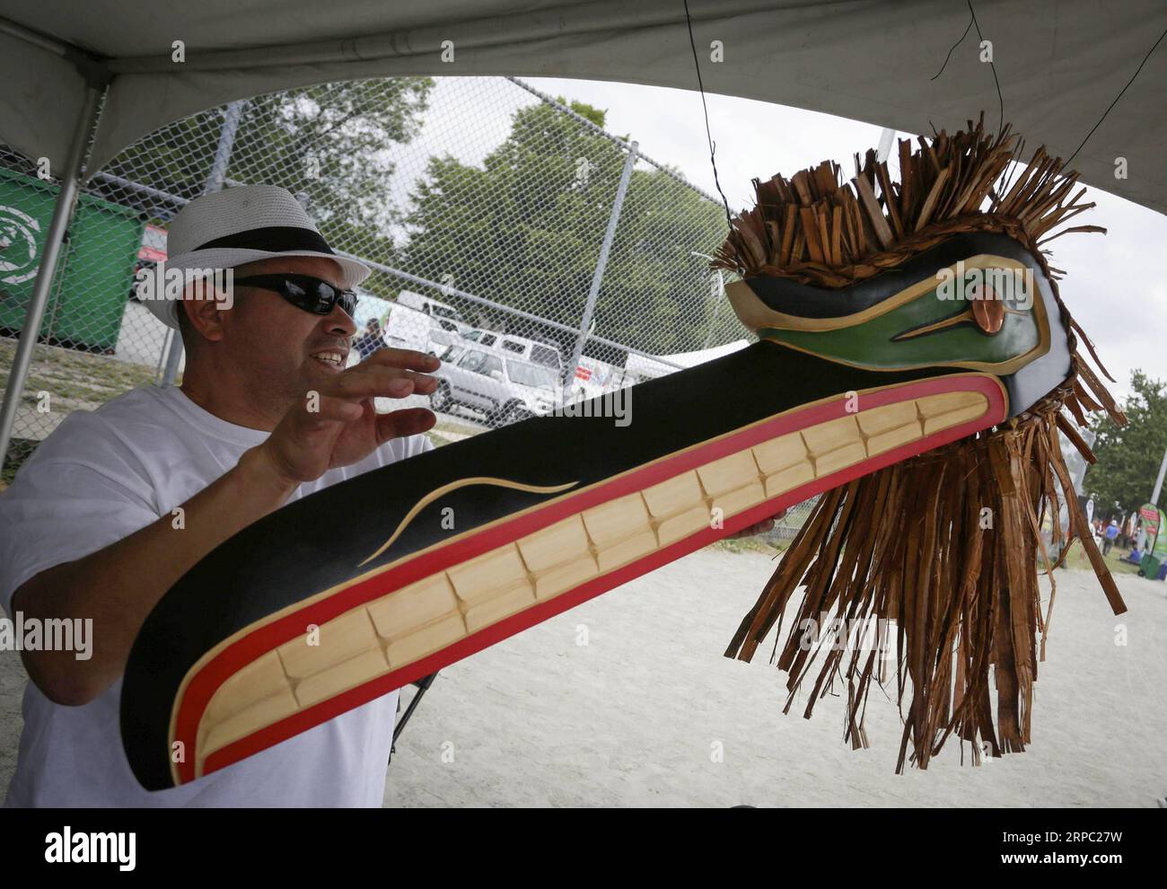 (190621) -- VANCOUVER, 21 giugno 2019 -- un uomo indigeno mostra una maschera di legno durante la celebrazione del National Indigenous Peoples Day a Trout Lake a Vancouver, Canada, 21 giugno 2019. Oltre 200 eventi si sono svolti in tutto il Canada venerdì per celebrare la giornata nazionale dei popoli indigeni. Si tratta di una celebrazione annuale per riconoscere i contributi delle culture indigene del Canada. ) CANADA-VANCOUVER-NATIONAL INDIAN POPULATION DAY LIANGXSEN PUBLICATIONXNOTXINXCHN Foto Stock